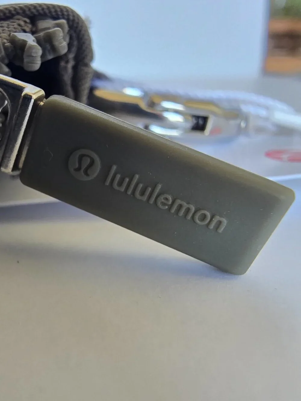 NWT Lululemon Clippable Card Pouch GRSG/WHTO